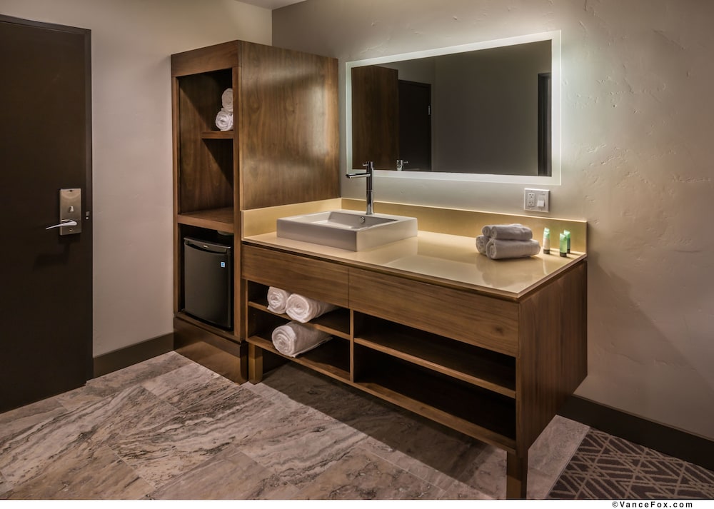 Forest, Standard, 2 Queen Beds، Lodge at Nakoma 3/3