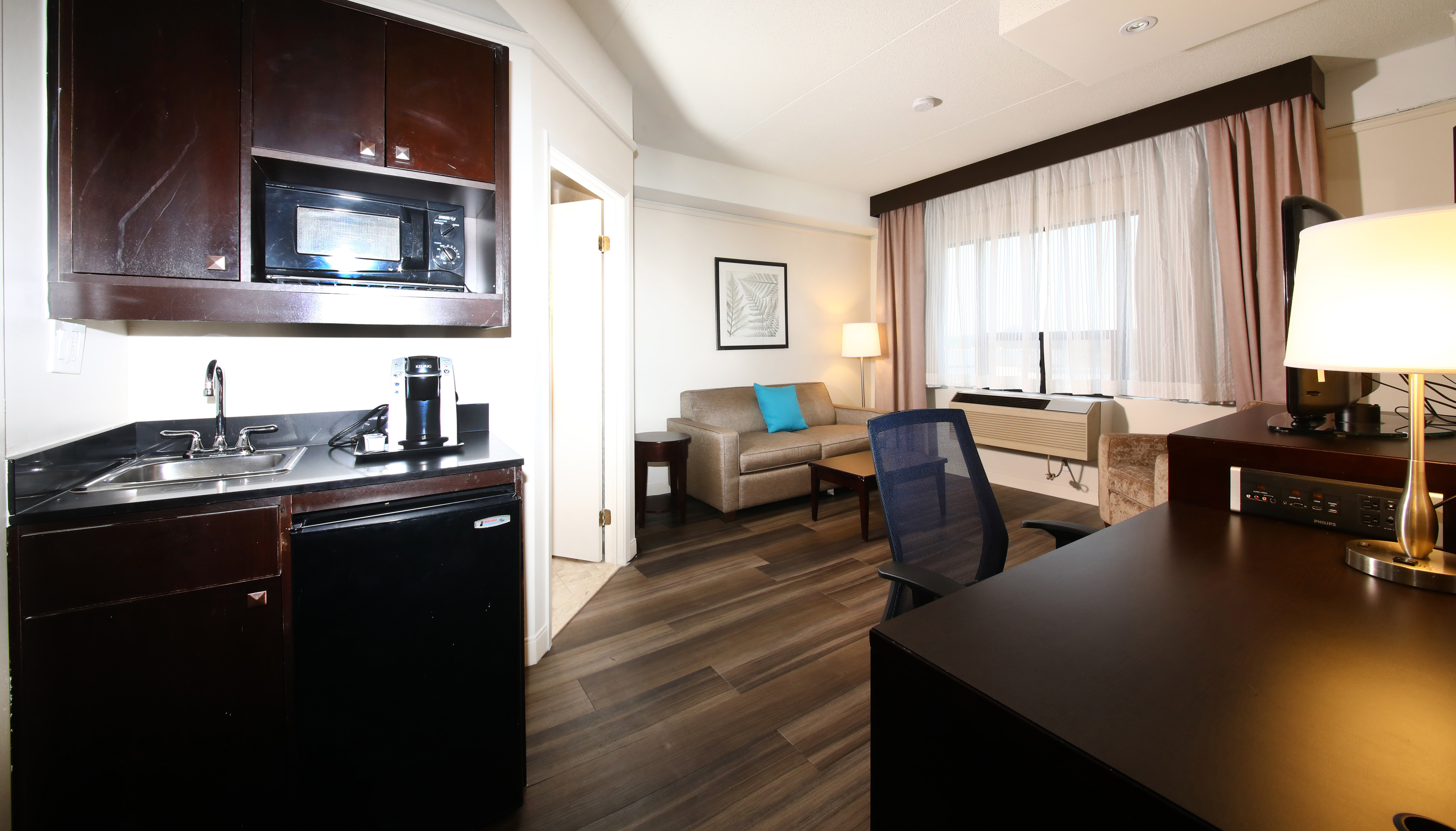 Holiday Inn Suites Windsor Ambassador Bridge 66/72