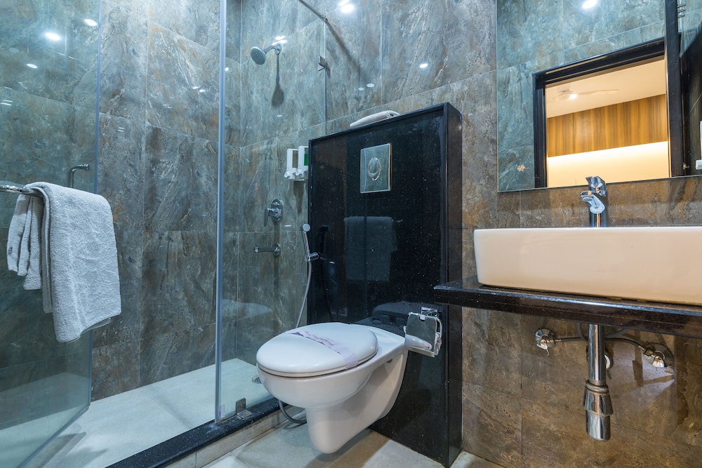 RUPAM HOTEL 68/72