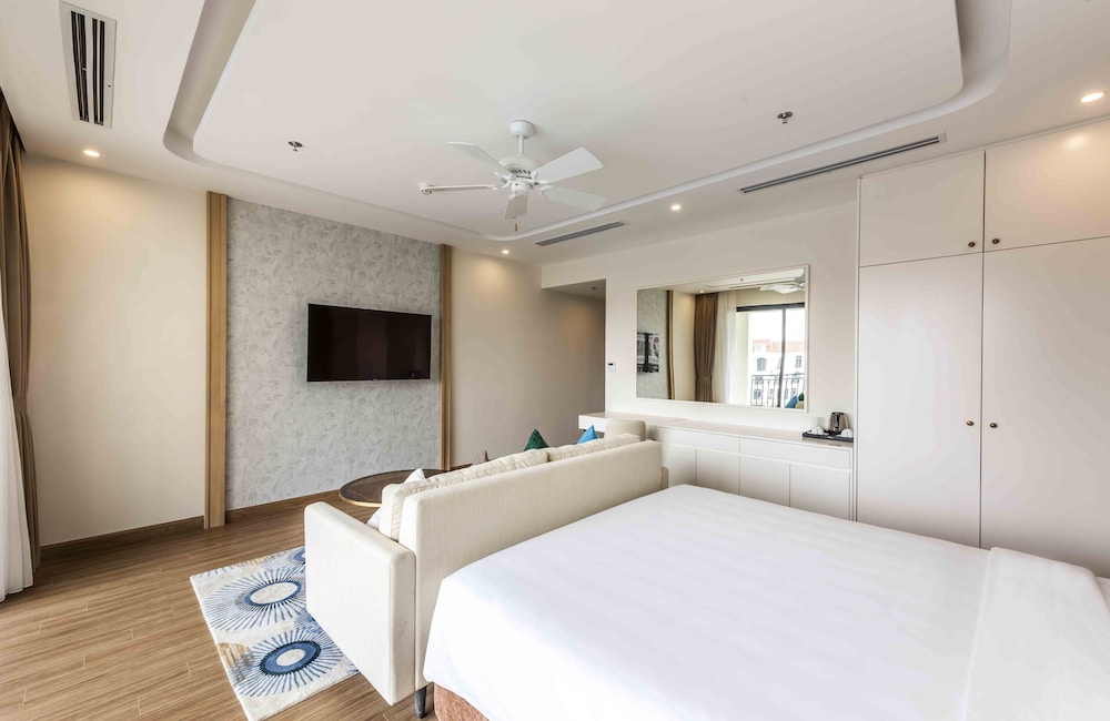 STUDIO, SUITE, KING BED