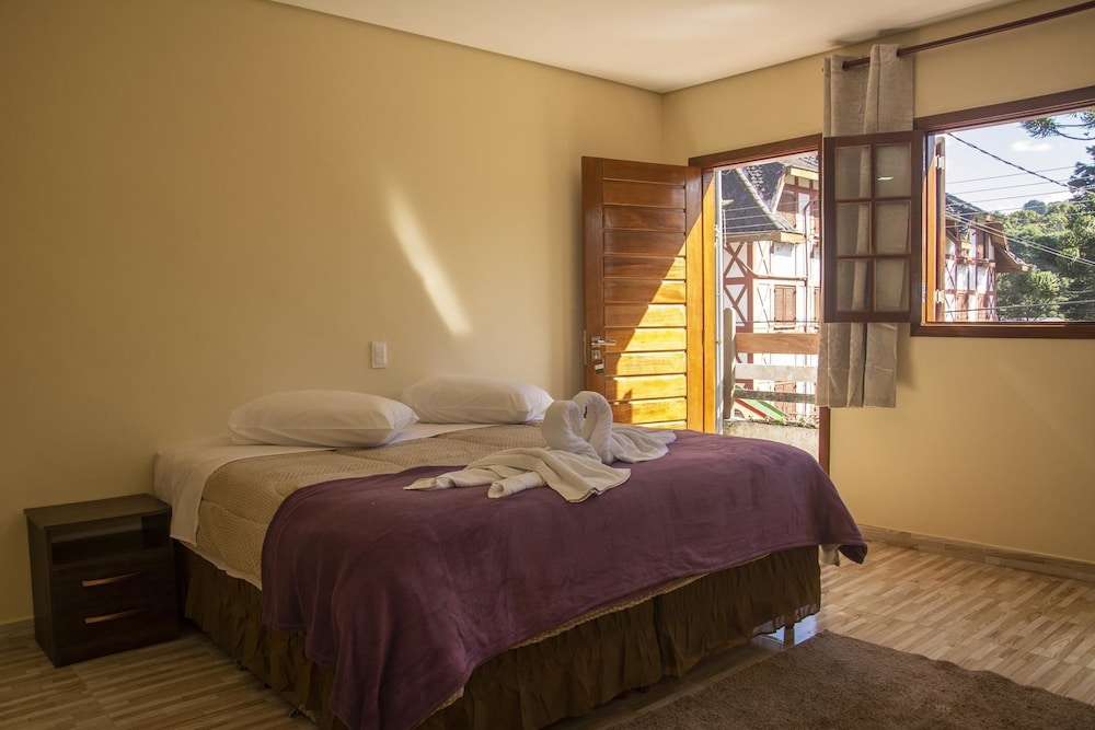 ROOM, DOUBLE BED