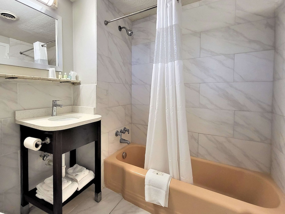 Motel6 Norfolk, VA – East Little Creek 46/50