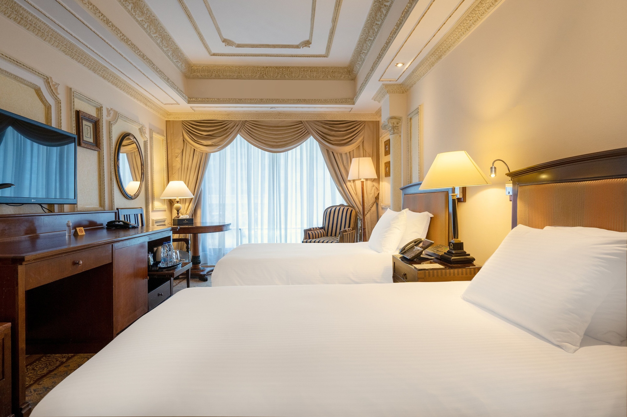 CLASSIC, TWIN BEDS, CITY VIEW