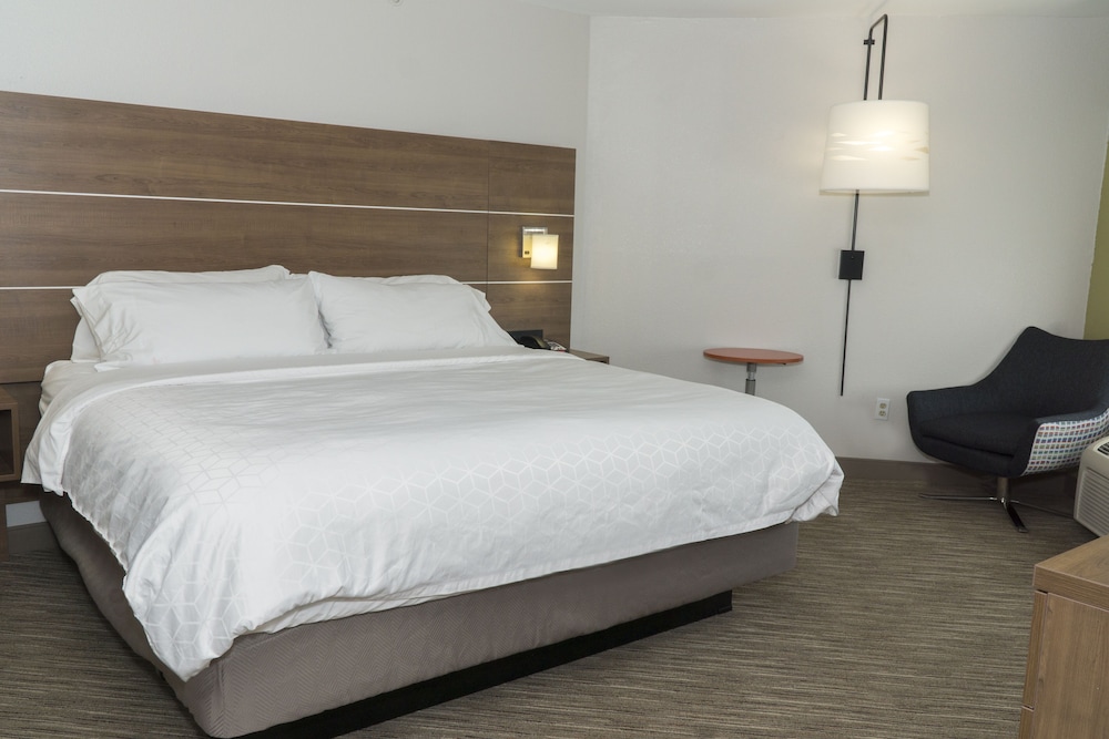 Holiday Inn Express Hotel & Suites Madison 11/60