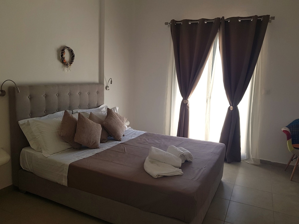 Thira S Dolphin Hotel 25/72