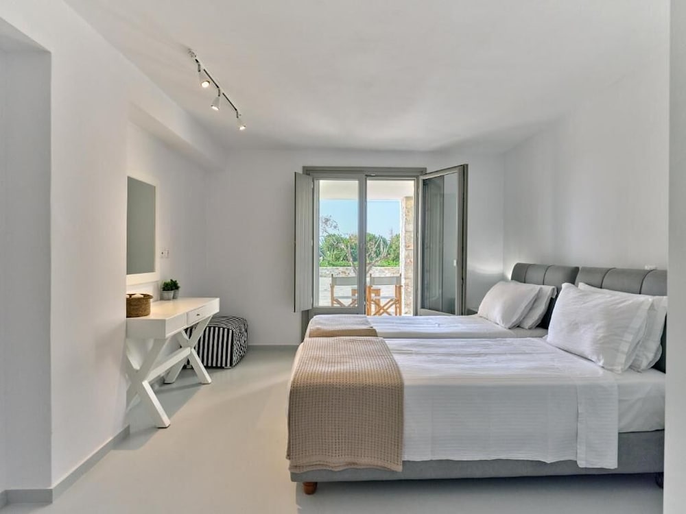 Empire Luxury Villas 14/48