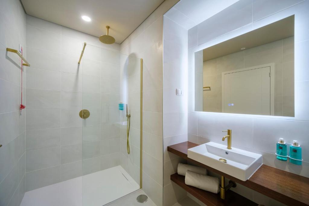 جناح جونيور، AZORES BOOK HOTEL 3/8