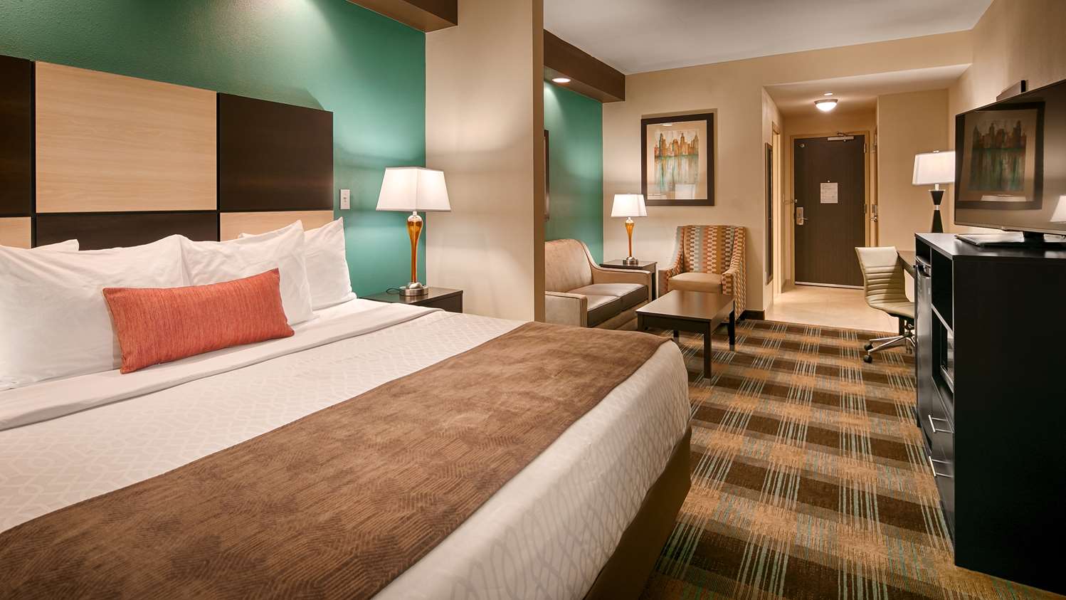 Suite, King Bed, Sofa, Kitchen