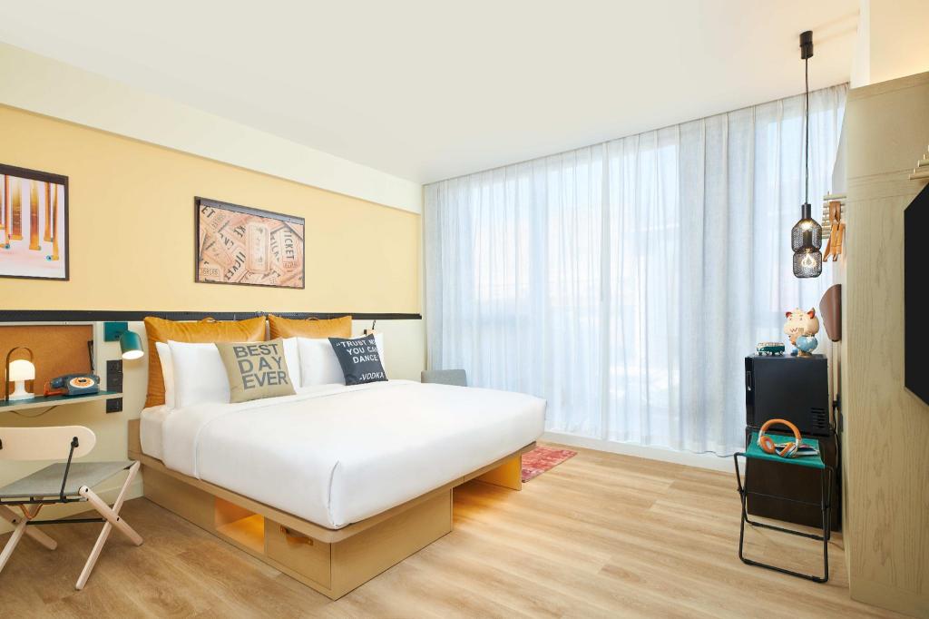 Cozy, Guest Room, King Bed, Urban View