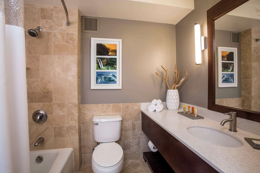 Premium, King Bed, Pool and Ocean View 13/13