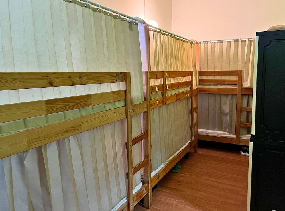 PODs The Backpackers Home & Cafe 35/50