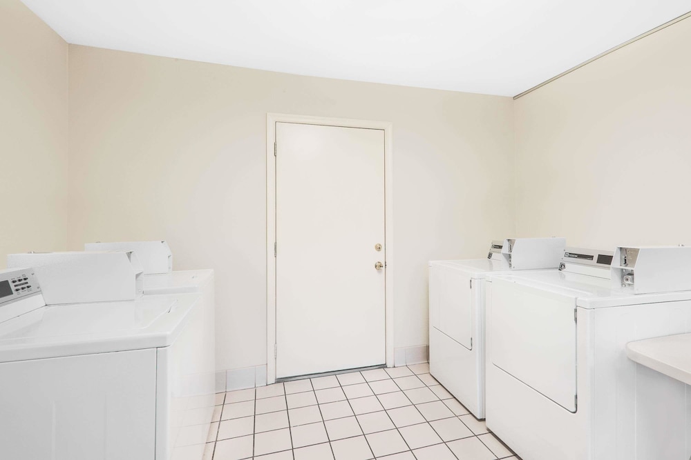 Days Inn by Wyndham Springfield/Phil.Intl Airport 9/19