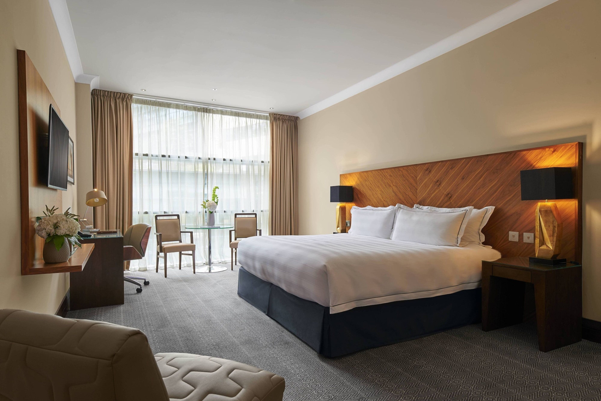 AUTOGRAPH, KING BED