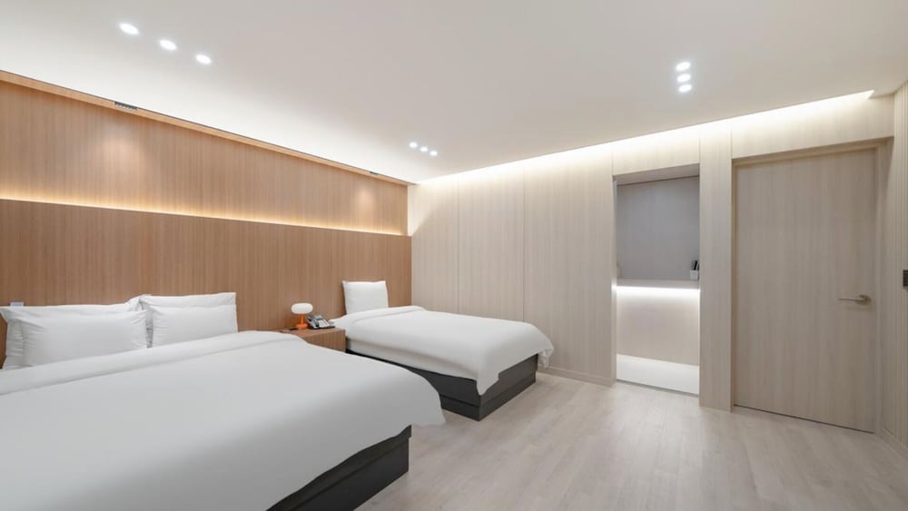 Family, Twin Beds, 1 King and 1 Single Beds
