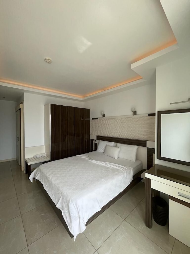 STANDARD, SEA VIEW