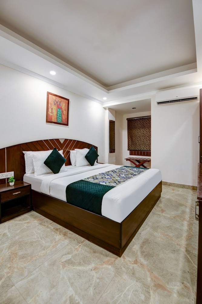 Deluxe, King and Queen and Twin Beds