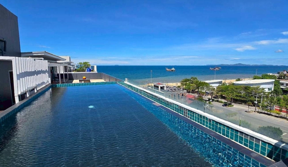 Sunday Beachfront View Jomtien Pattaya 68/70
