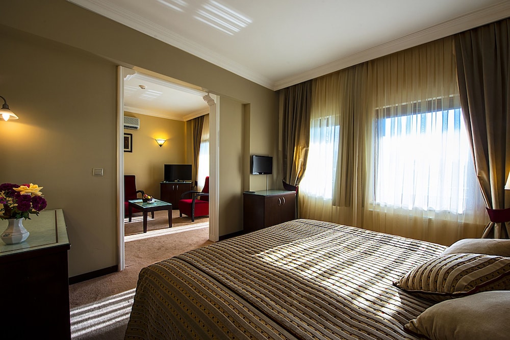 IRIS HOTEL 17/48