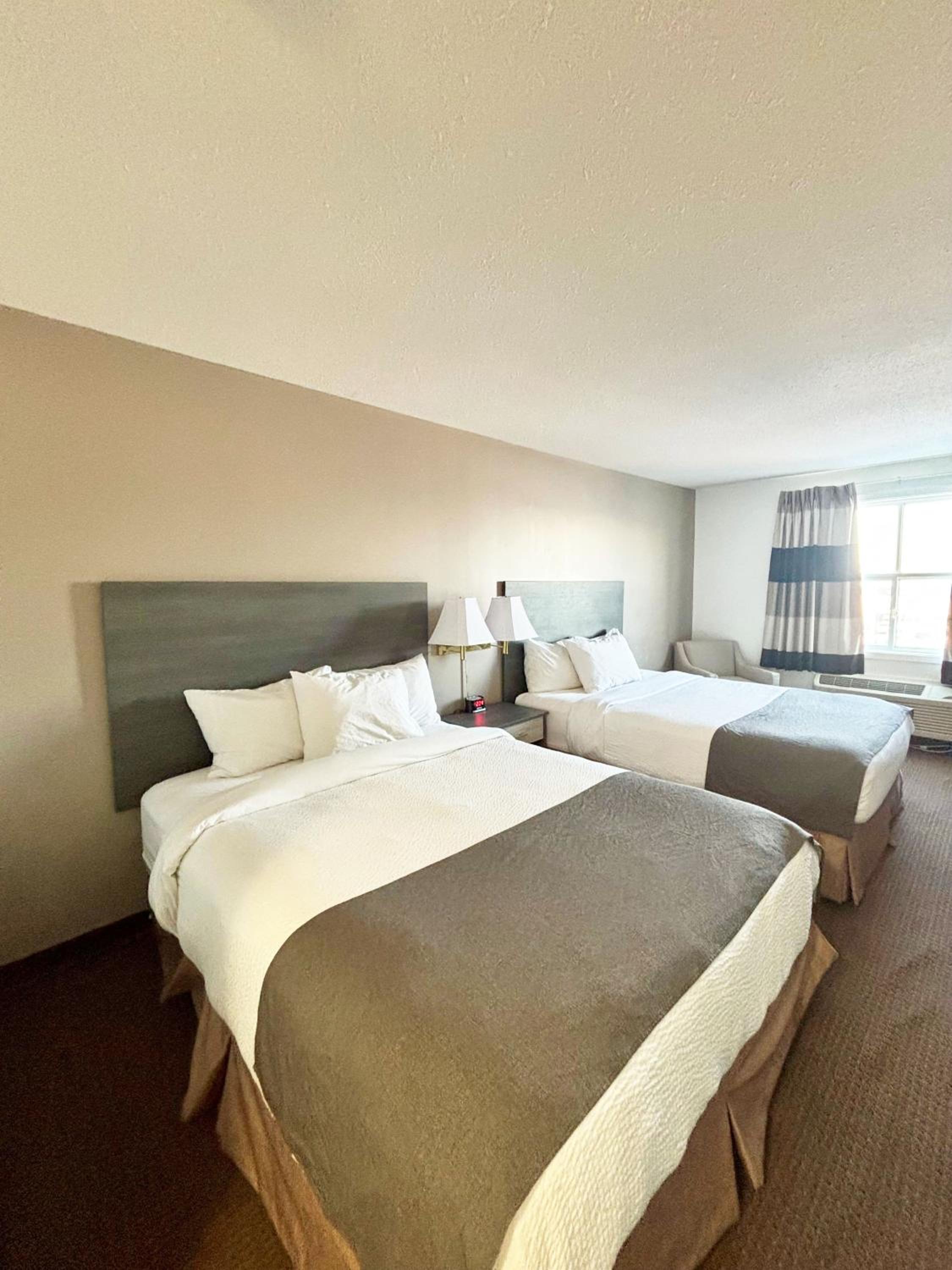 غرفة بسرير كينج وسريرين كوين، Ramada by Wyndham Sherwood Park 8/10