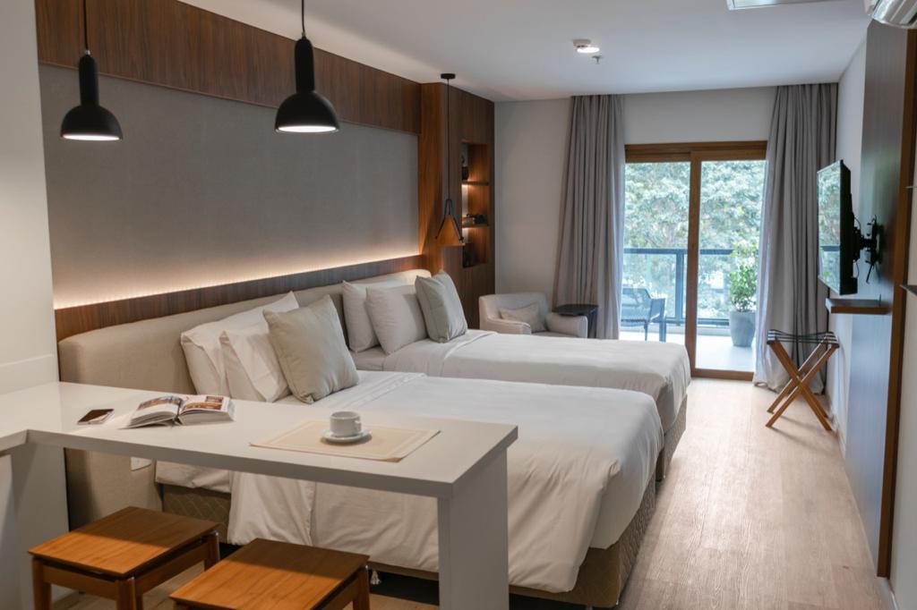 Deluxe, Twin Beds, Street View