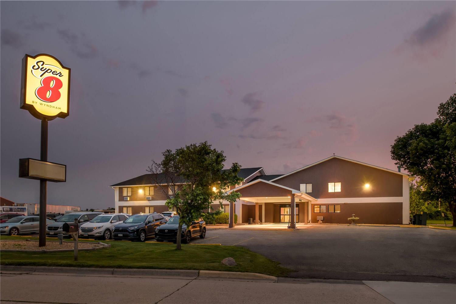 Super 8 By Wyndham Blue Earth 4/34