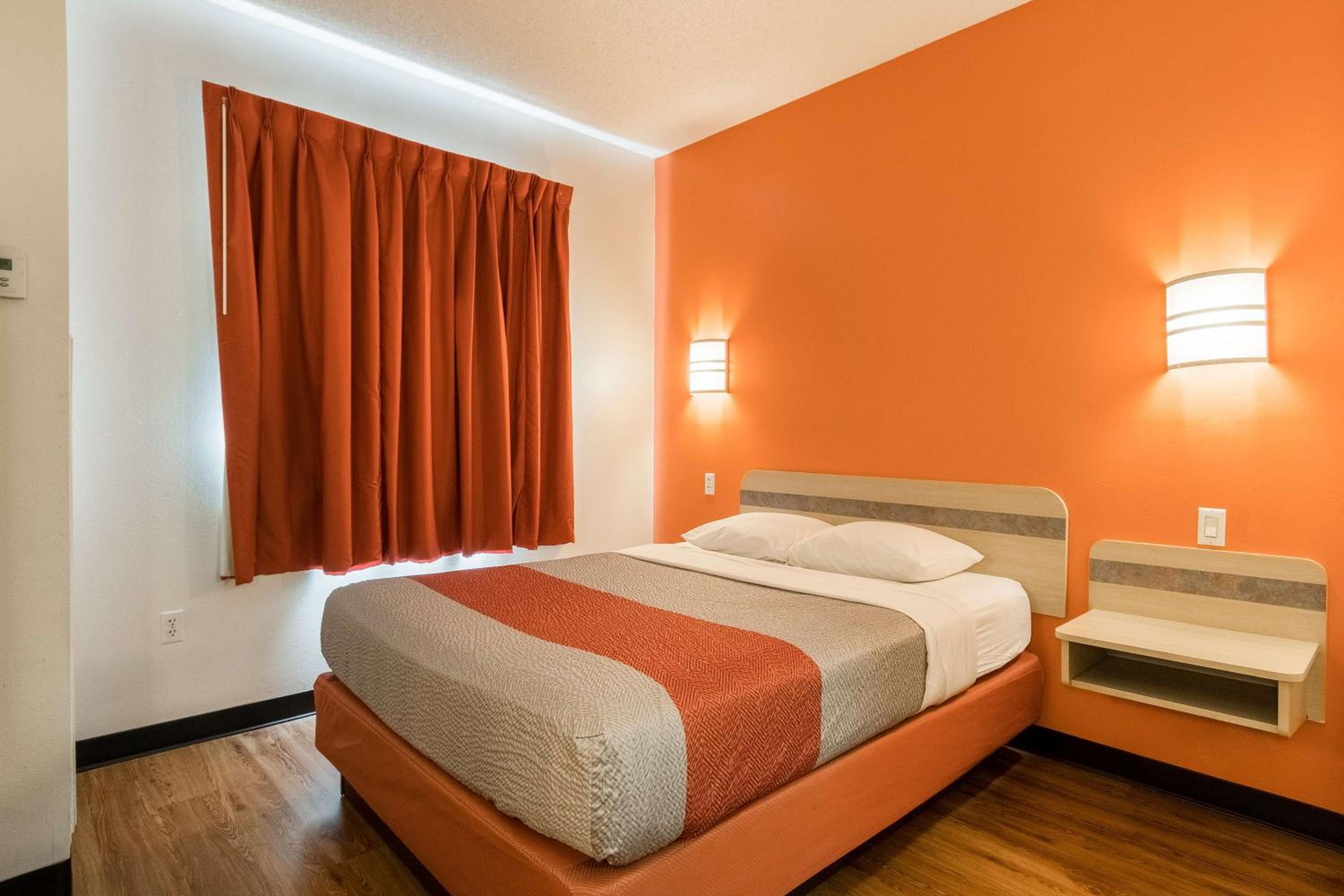 1 Queen Bed - Smoking, Motel6 Newport, TN 7/10