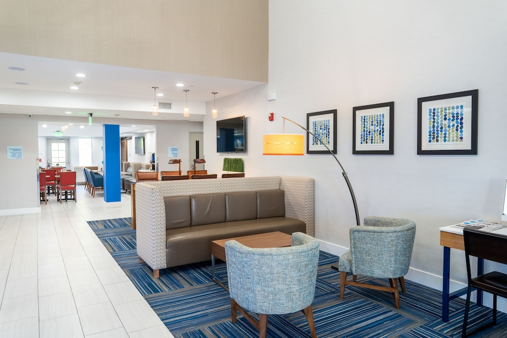 Holiday Inn Express And Suites Lake Forest 42/55