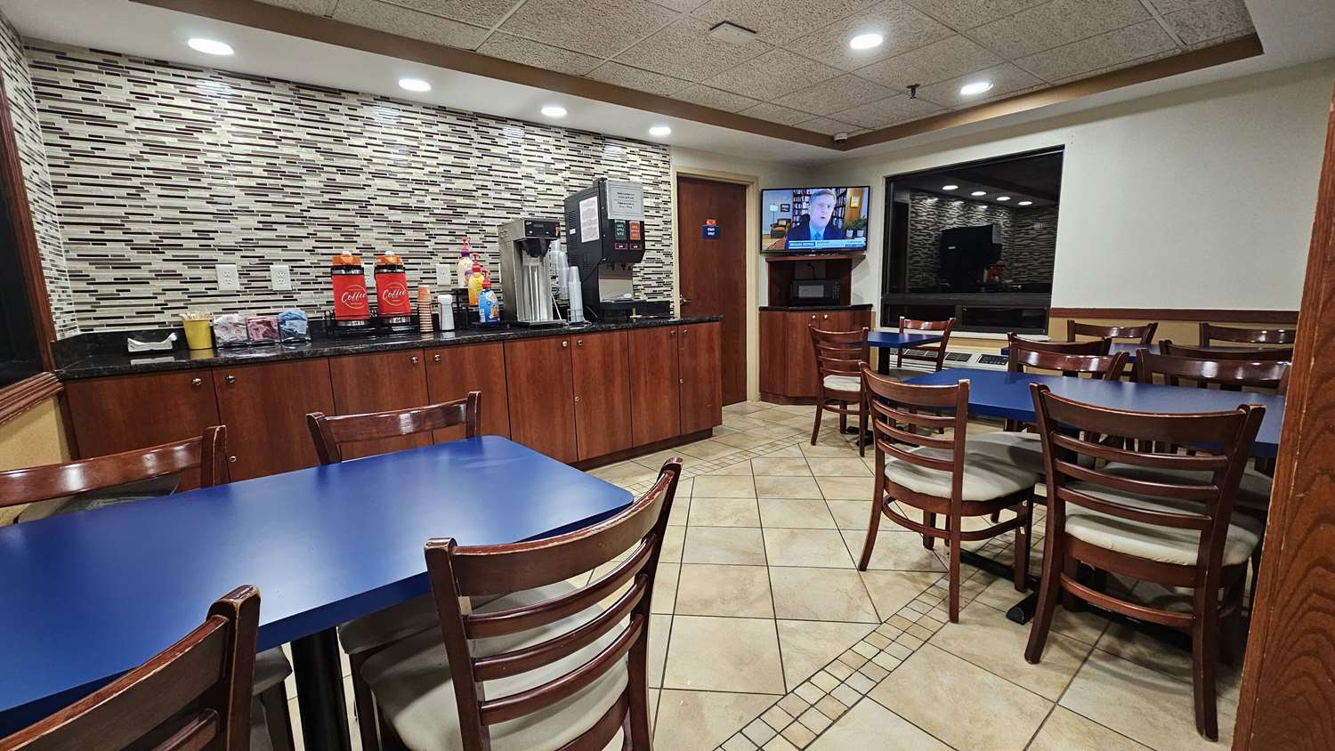 Econo Lodge Woodbridge 28/36