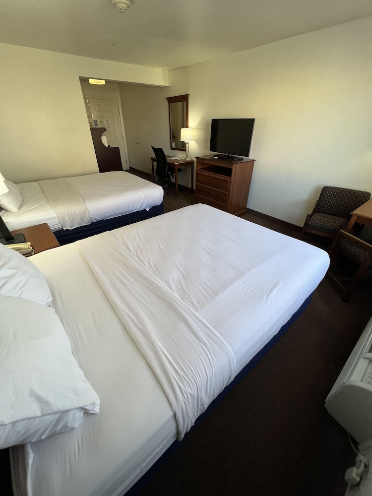 Deluxe, 2 Queen Beds, Days Inn by Wyndham Lake Point 7/10
