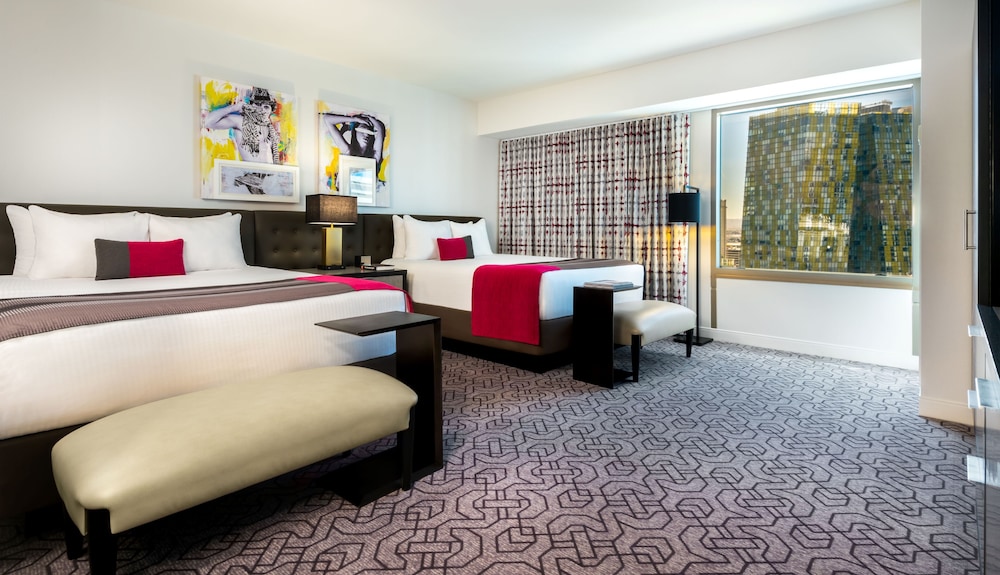 ULTRA HIP, 2 QUEEN BEDS, ATTRACTION VIEW