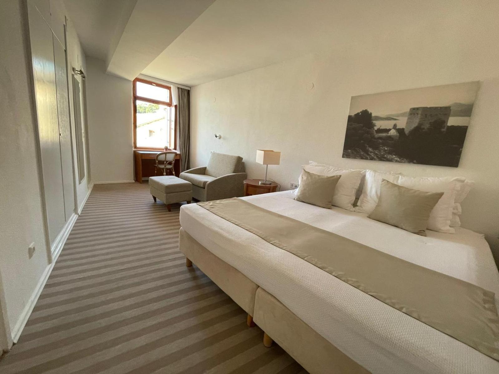 Deluxe, Double Bed, Lateral Side Sea View