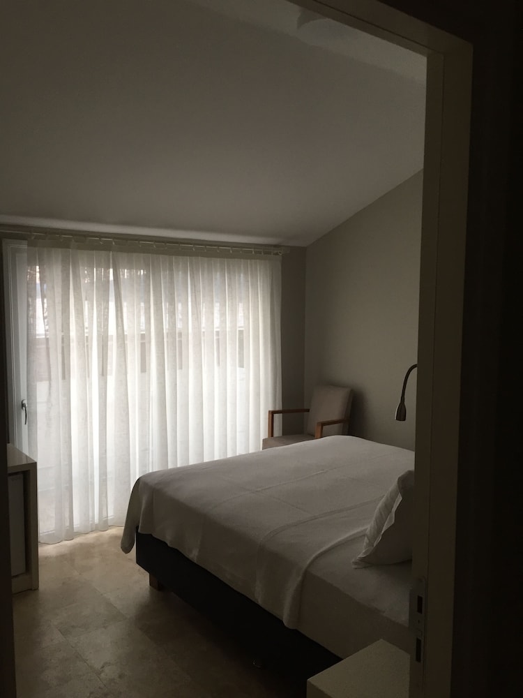 STANDARD, QUEEN BED, SEA VIEW