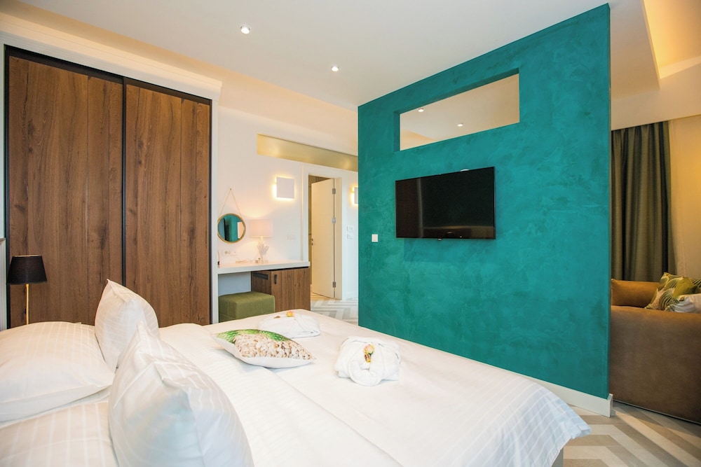 Emerald, Premium, Queen Bed, Patio