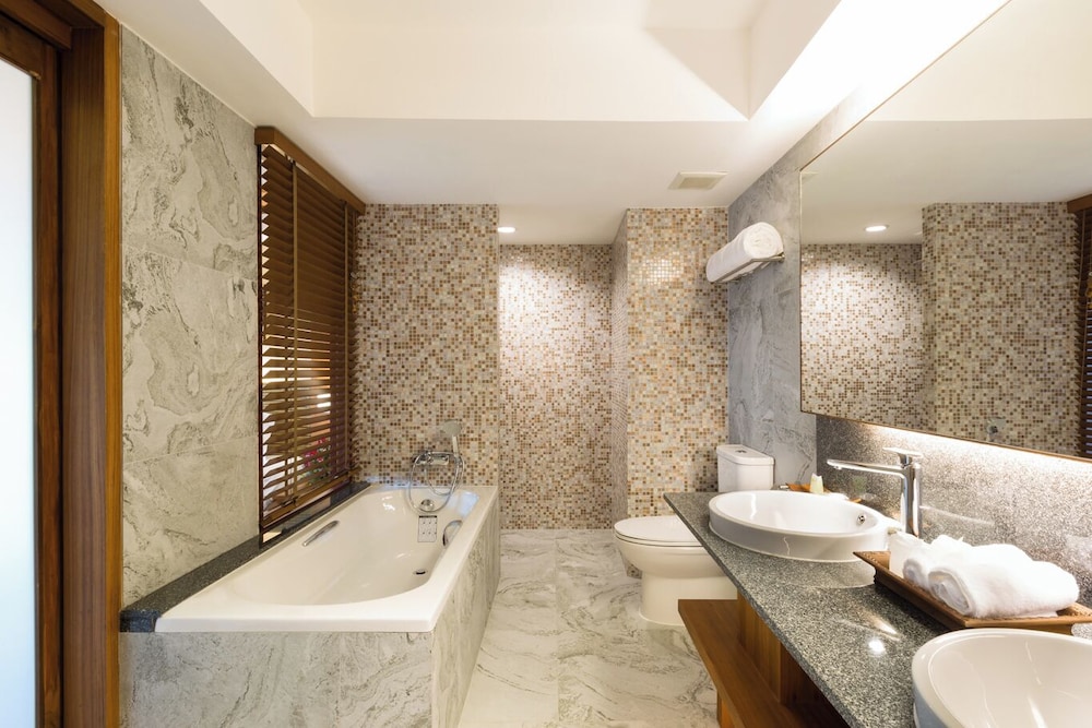 Asia Hotels Group (Poonpetch Hotel) 60/63