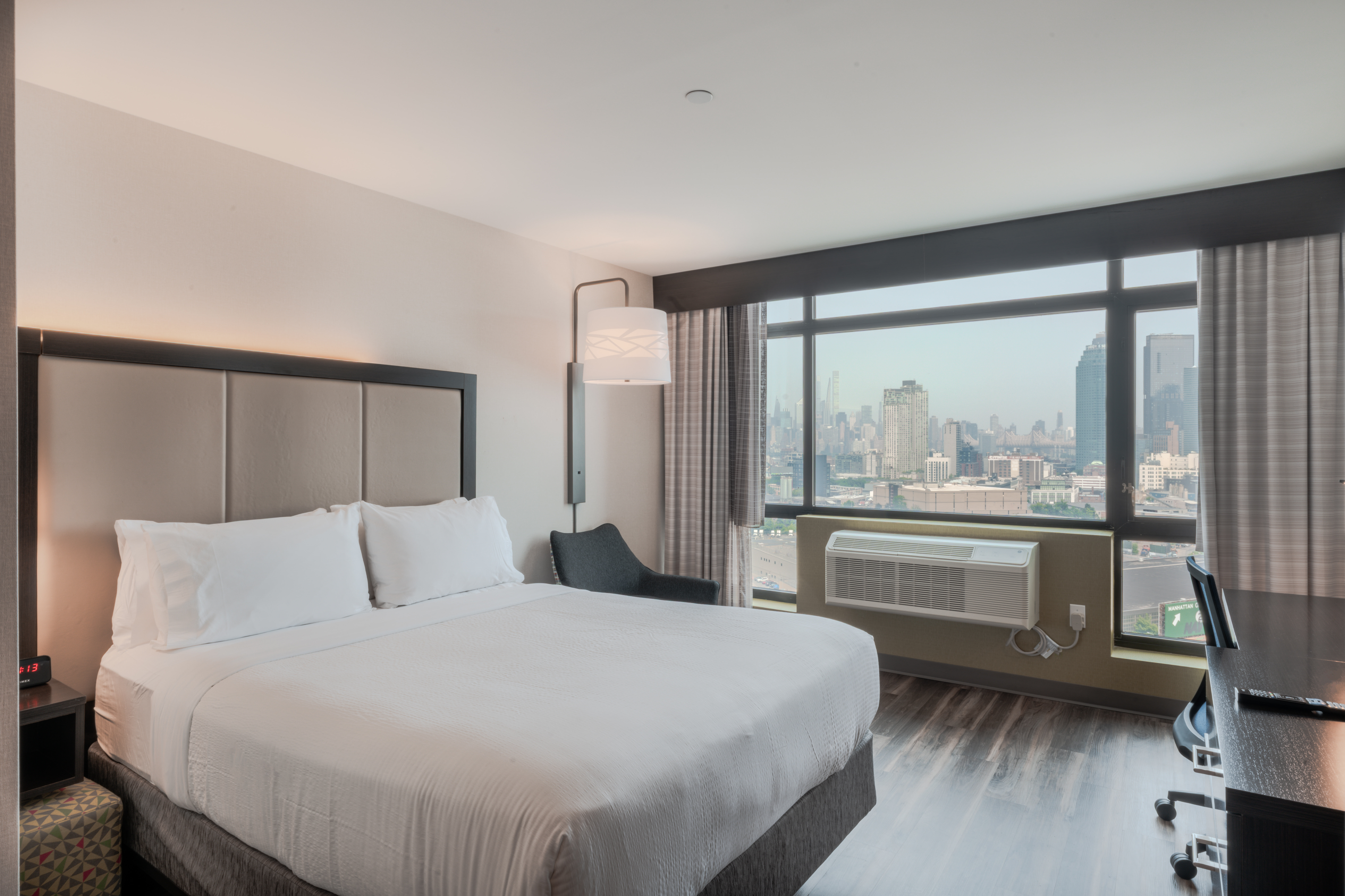 Standard, King Bed, City Skyline View، Holiday Inn Express Long Island City E New York, an IHG Hotel 4/6