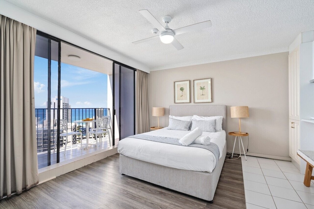 Condor Ocean View Apartments 12/74