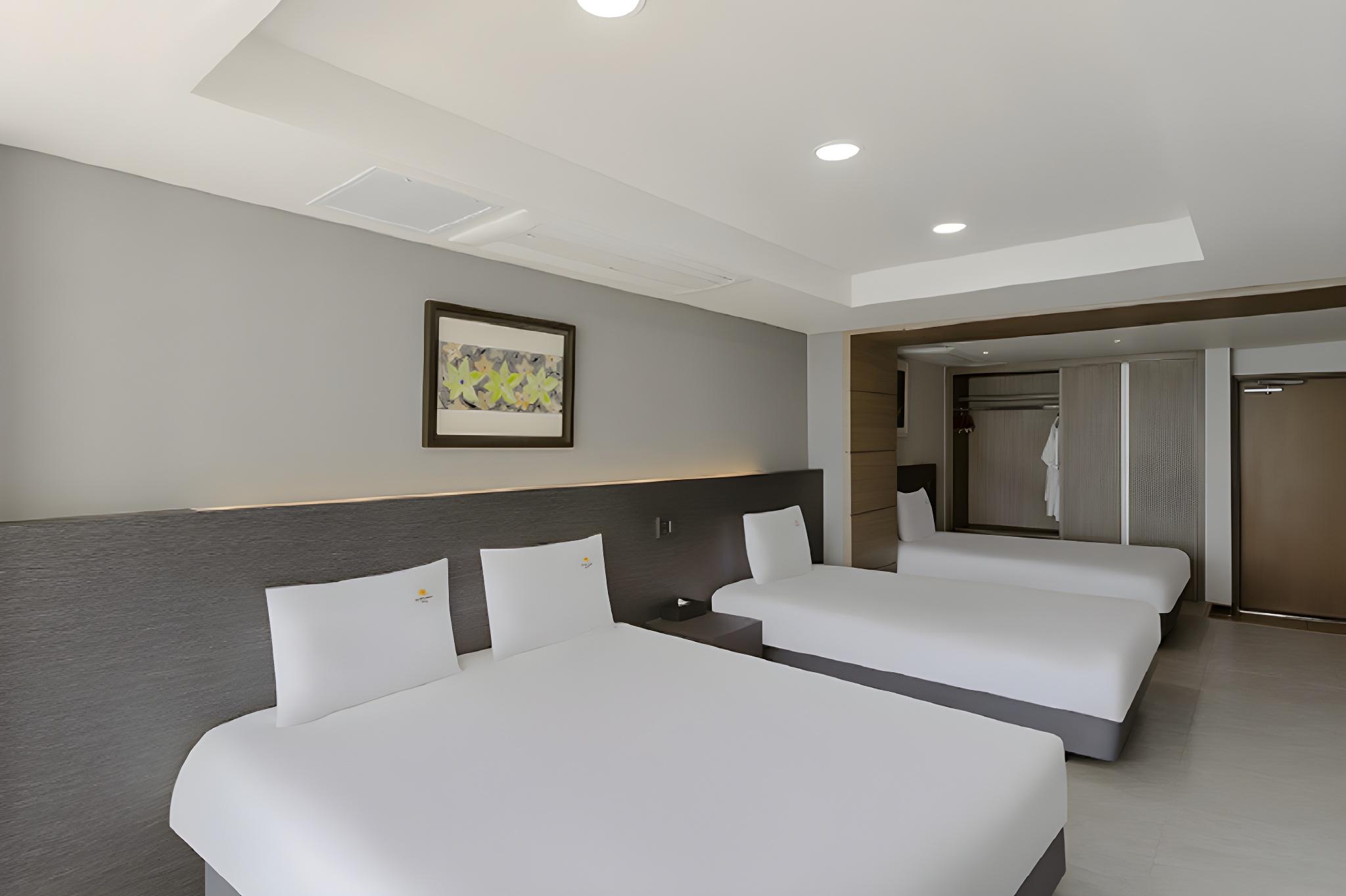 Room, Quadruple, Partial Ocean View, Pool Access, Middle Floor