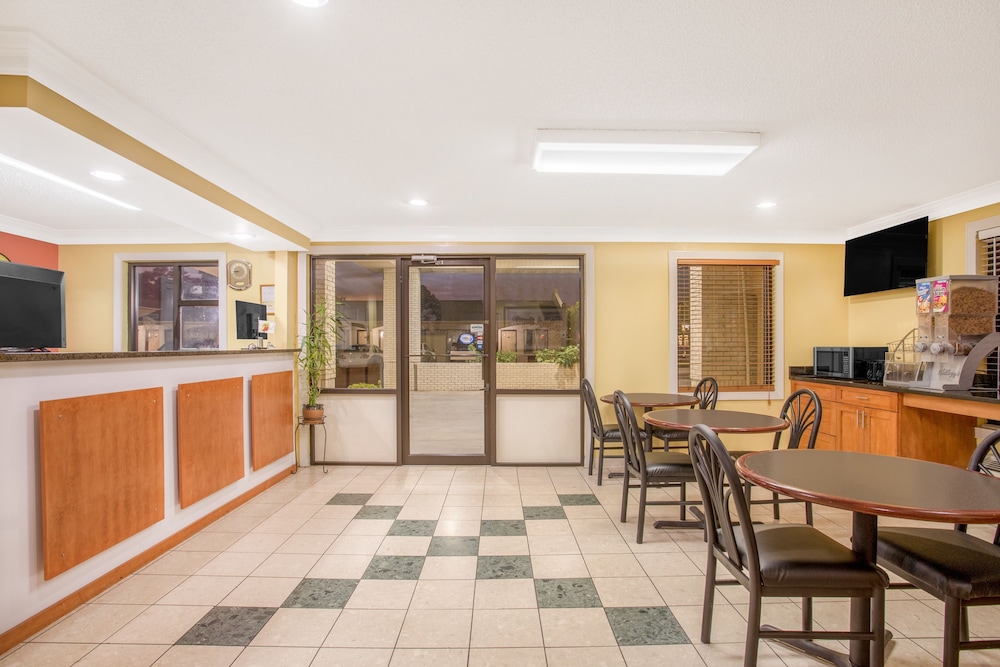 Super 8 By Wyndham Sumter 8/15