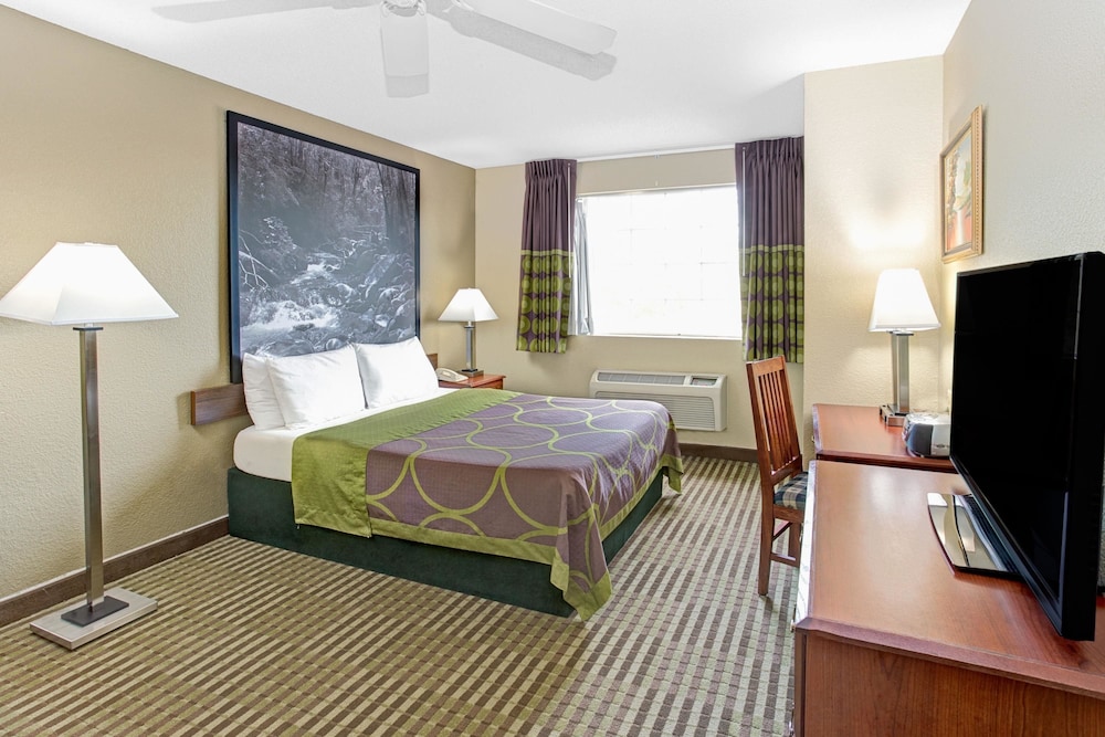 Super 8 by Wyndham Gurnee 10/17