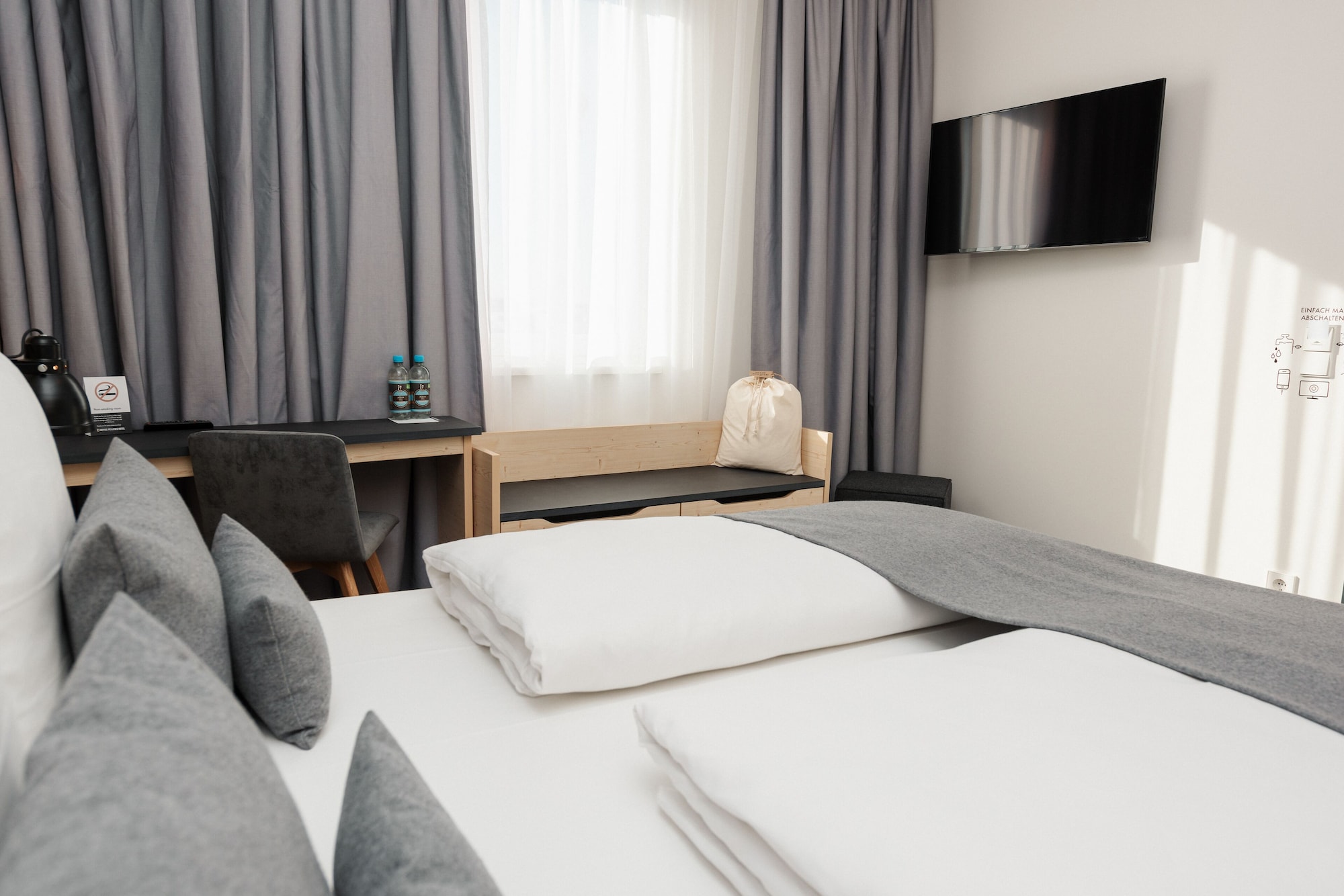 ROOM, DOUBLE BED