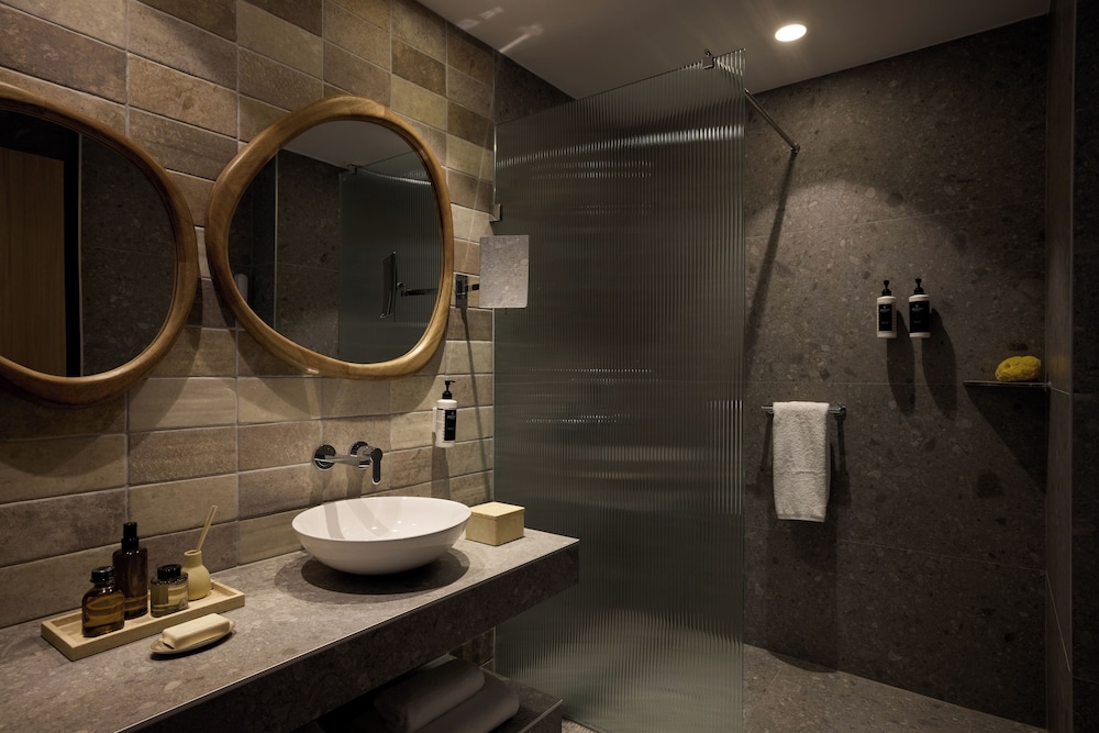 Limneon Resort & Spa 72/73