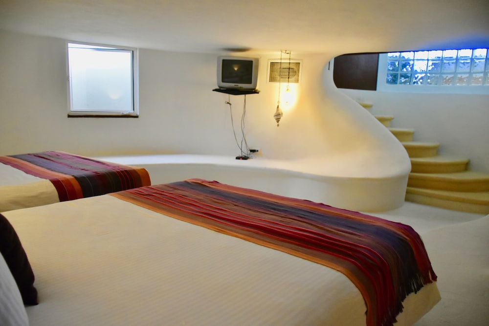 Playa Palms Hotel 12/69