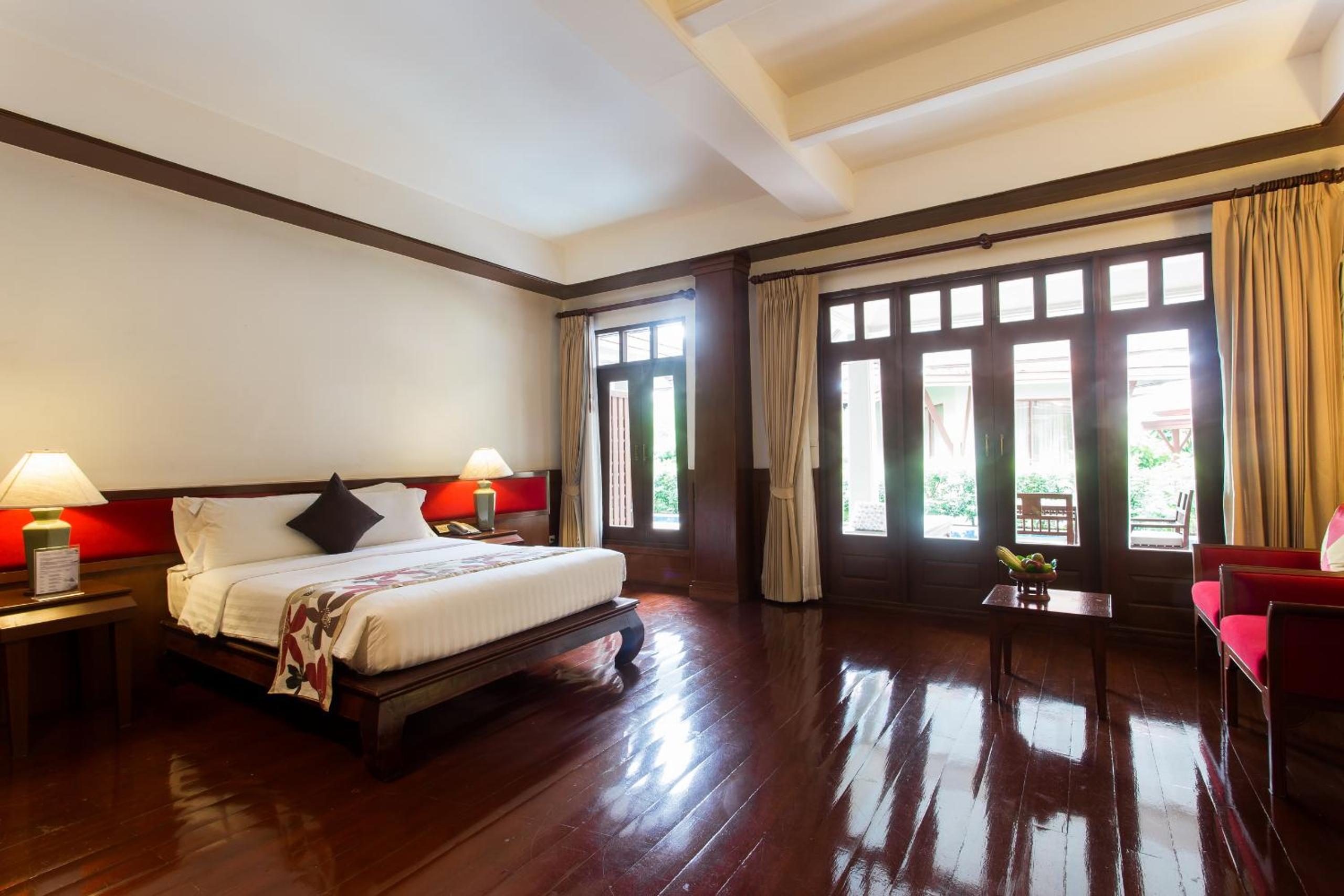 Deluxe, King Bed, Pool Access