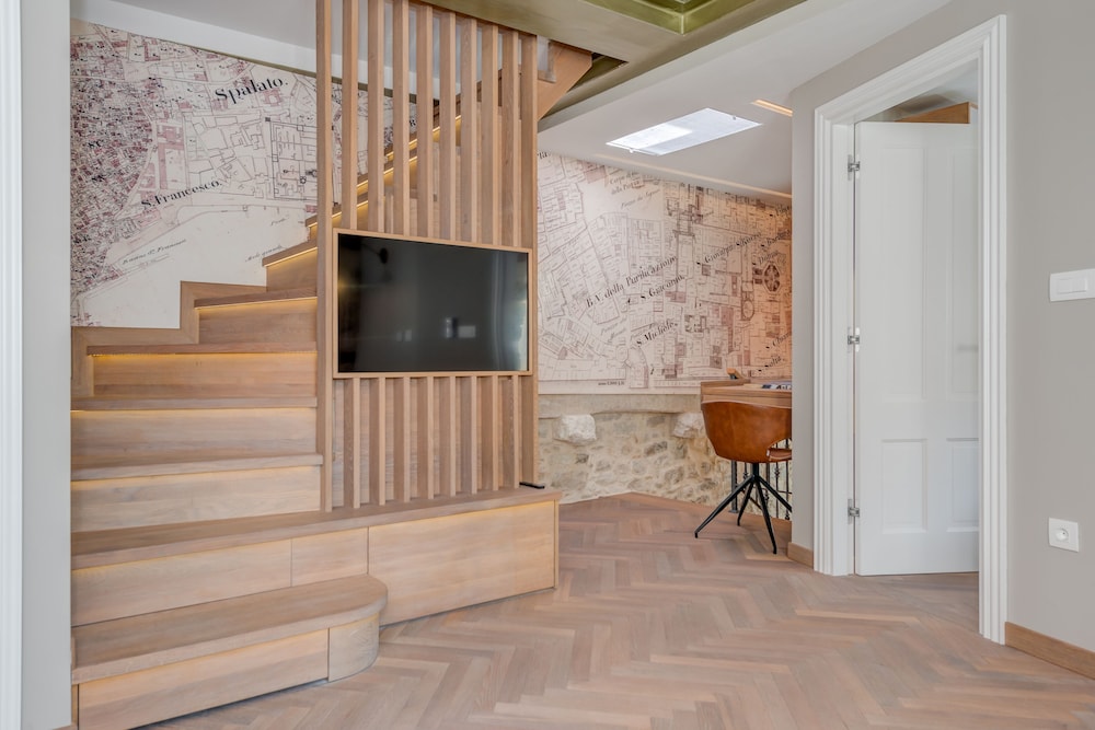 Split Palace Luxury Retreat 24/34