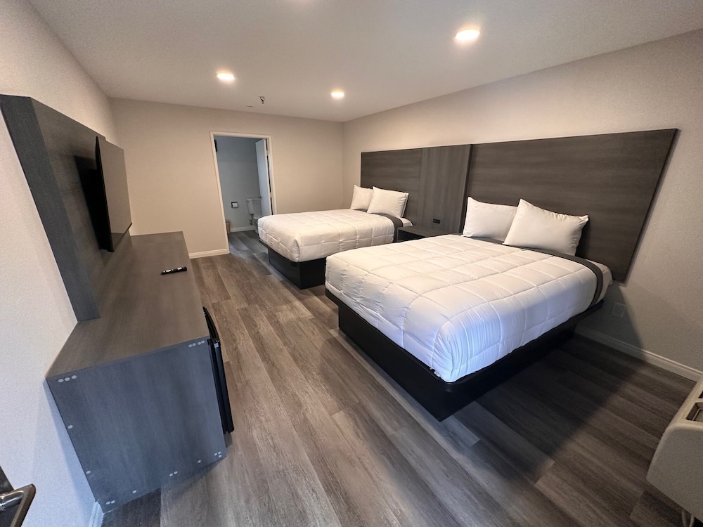 Five Star Inn West Covina 11/42