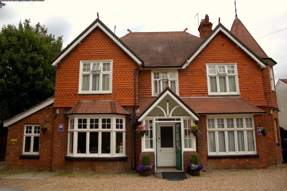 Gatwick Turret Guest House 2/45