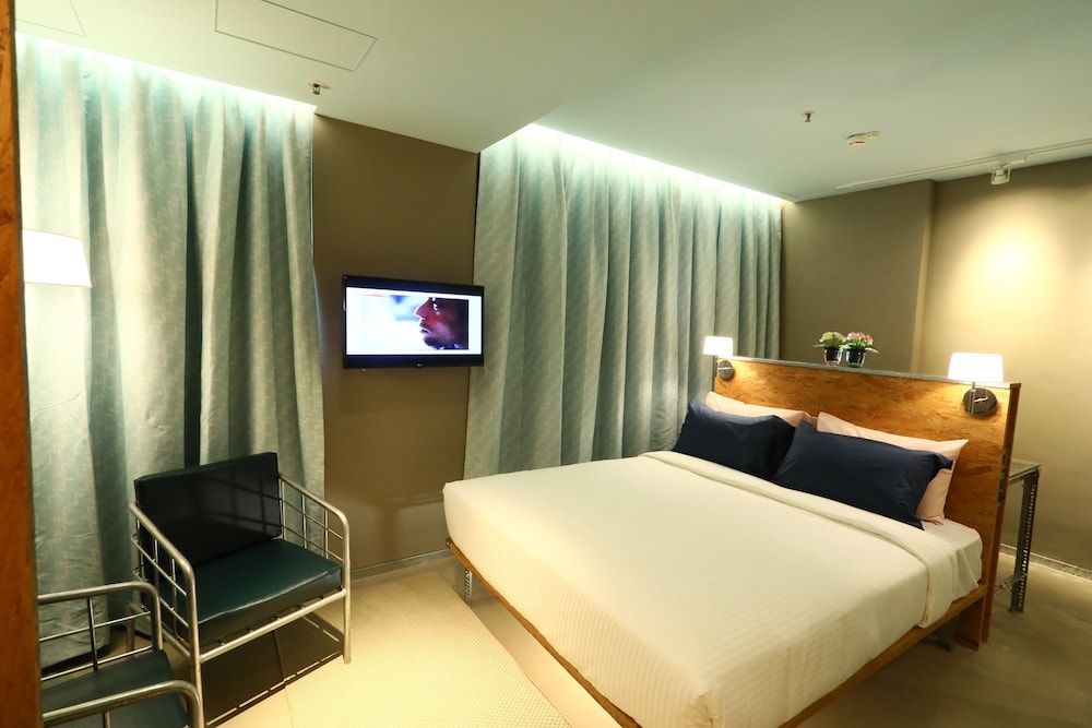 Ind Hotel 12/40