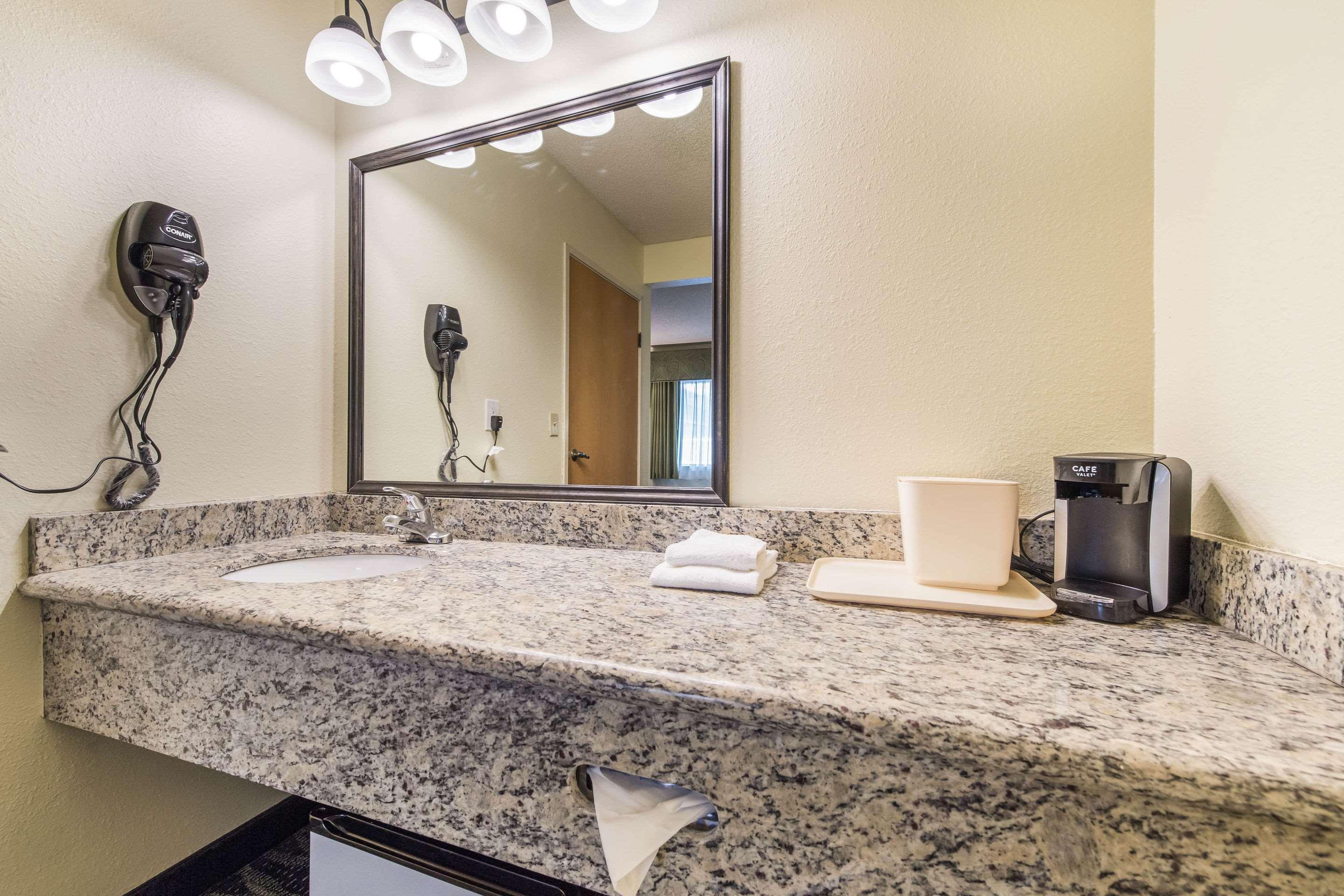 Quality Inn Bellevue 24/24