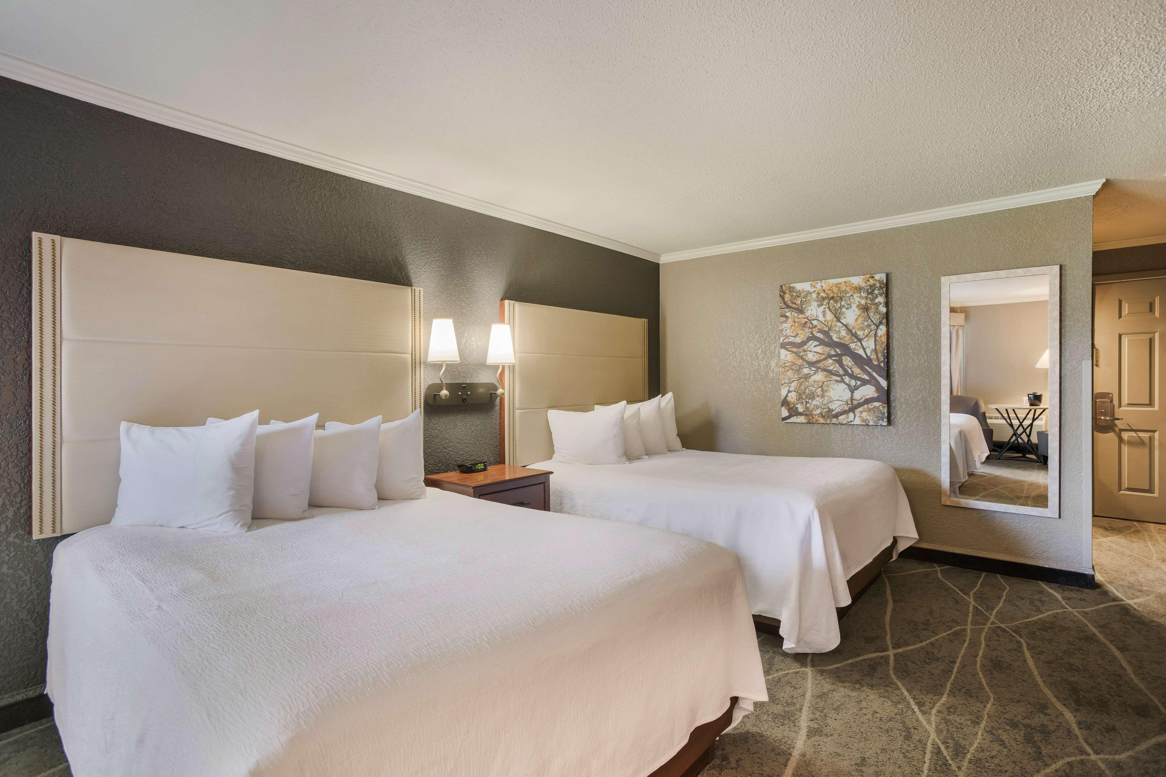 Room, 2 Queen Beds, Pool Side, Accessible