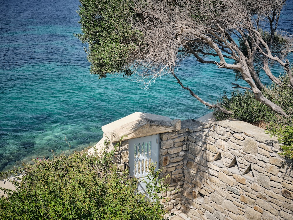 Belvedere Waterfront Villa and Suites 37/49